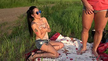 Riproduci Bruna bruna sul campo ha pagato per il sesso hardcore