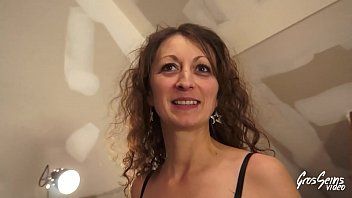 Reproducir Janie tiene 42 años y debuta en xxx con un hombre