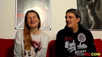 Redă Milf urata penetrata pe o canapea numai in pizdulice ei zbarcita