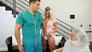 Reproduzir Pornô com Papai Noel chama um médico que fode sua prostituta adolescente ao lado dele