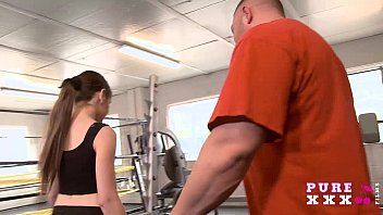 Jouer La douce blonde bouge sensuellement et se masturbe avec un vibromasseur.