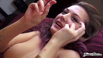 Jouer Dame maigre a des relations sexuelles hardcore dans la voiture comme elle l'aime le plus - films xxx