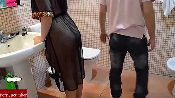 Jouer Sexe de groupe entre amis xnxx va à la salle de bain et baise sa tante sexy