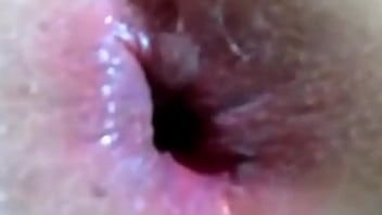 Reproducir Después de meterle la polla de goma en la vagina, también le mete una cámara en el culo para filmar