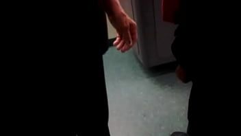 Afspelen Perverse seks in een stal met arbeiders die xxx doen