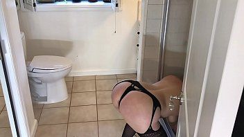 Jouer Elle est coincée entre les portes et son beau-père lui tire dans le cul