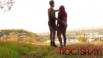 Redă Porno pe camp cu o negresa cu buci mari face sex in cort