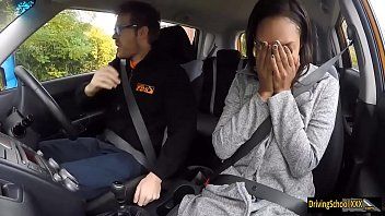 Redă Futai cu un instructor auto care isi fute elevele sexy