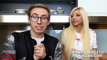 Play Nerd with ugly glasses penetrates a blonde brunette with old tits