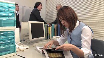 Play The Japanese woman is penetrated with a slap by her slightly perverted boss