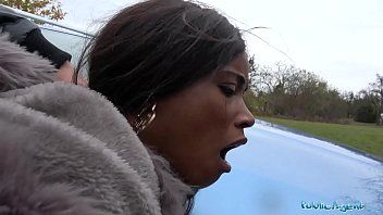 Jouer Sexy fille noire salope a des relations sexuelles de ses pieds