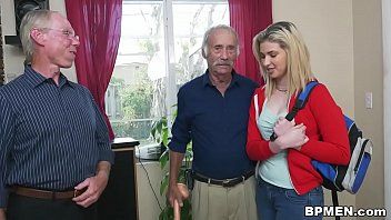 Reproduzir a secretária fodida ao máximo por um homem muitos anos mais velho que ela