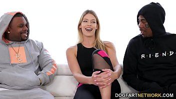 Abspielen XXX-Film mit Ehefrau, die von einem alten Mann vergewaltigt wird