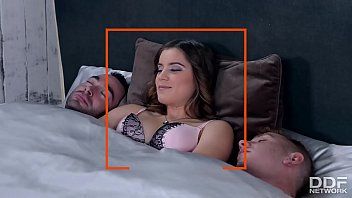 Abspielen Eine Frau schläft mit zwei Männern und hat Sex, bis sie mit ihnen zufrieden ist