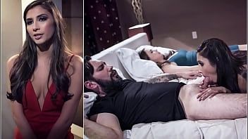 Redă Mama si fiica futute de un pervers care le da sex oral