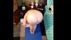 Reproducir Sesión de yoga desnudo: tetas y culo expuestos