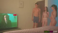 Reproducir Megan Marx y Myra gimen en un intenso trío con grandes pollas
