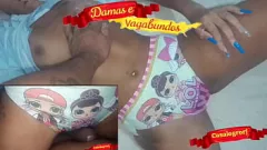 Redă Micuta adolescentă Karina Mello este însoțită de tatăl vitreg de Ziua Îndrăgostiților