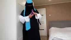 Redă MILF arabă în hijab experimentează plăcerea jucăriilor sexuale