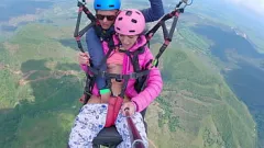Reproducir Orgasmo con chorros a las alturas: el coño mojado de una chica blanca flaca follado duro en el aire