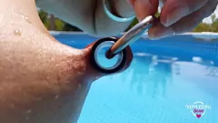 Riproduci Mamma MILF con piercing nuda in piscina: stretching estremo dei capezzoli e divertimento trasparente