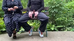 Odtwórz Grubaska mamuśka robi się perwersyjna na świeżym powietrzu: publiczna ręczna robota i wytrysk w prezerwatywie