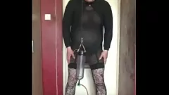 Afspelen Biseksuele crossdresser wordt graag gebruikt als toilet: echte amateur-pisdouche