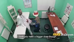 Reproduzir Médicos europeus colocam a mão na massa com paus grandes em dramatizações de fantasia