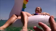 Reproducir Adolescente rubia y esposa caliente latina con culo enorme en un juego erótico en una playa pública