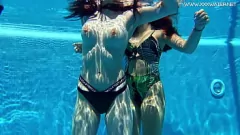 Reproducir Hermosas lesbianas latinas con grandes tetas se mojan en porno junto a la piscina