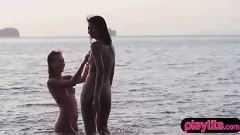 Riproduci Sensuale storia d'amore lesbica all'aperto: l'incontro appassionato di Cara ed Elilith