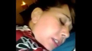 Jouer Xxx avec un balai de slatina s'assoit sur son ventre et se fait baiser dans le cul