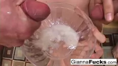 Jouer Les gros seins de la star brune du porno Gianna Michaels ne peuvent pas obtenir assez de sperme !