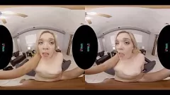 Reproduzir O encontro selvagem de VR de Katie Kush com seu novo vizinho