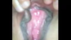 Redă Distracție cu pumnii: Păsărica umedă cremoasă a lui MILF fierbinte devine cu pumni și curățată