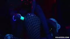 Redă Pornstar blondă cu sâni falși suge și mângâie greu