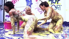 Redă Trio de lesbiene cu fete blonde și brunete îmbrăcate în bikini și sânii lor uriași falși