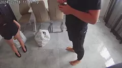 Riproduci Il marito cornuto sorprende l'incontro proibito della moglie con il migliore amico