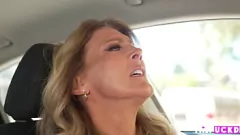 Riproduci La MILF Summer Stevens seduce l'amico del figliastro con grandi tette e pompini
