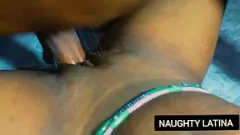 Redă Păsărica udă și suculentă a surorii vitrege este făcută tare de un penis mare negru într-o scenă de creampie intensă