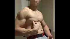 Redă Stud -ul muscular asiatic se aruncă și izbucnește