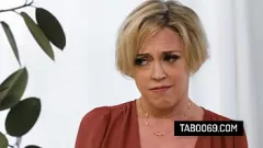 Redă Mama vitregă Dee Williams îl ajută pe fiul vitreg să-și tragă soția Kenna James într-o întâlnire hardcore