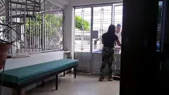 Reproducir Atrapando a mi hermanastro follando a su novio y ella me paga con una mamada 1