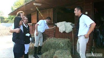 Afspelen Xxx met een student heeft seks in stallen met koeien met enkele boeren die haar anaal neuken