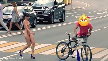 Afspelen Orale tienerpornofilms hebben in het openbaar seks met een fietser