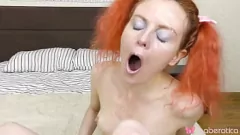 تشغيل سولو أحمر الشعر إيفا الفراولة كس الرطب في 4K