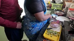 Reproduzir Maid Indian Swathi não consegue resistir ao Buldick de Desi Man na cozinha