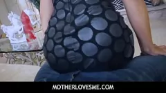 Redă Mama vitregă cu țâțe mici este futută de fiul ei vitreg în mai multe poziții