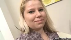 Abspielen Vollbusige mollige Blondine saugt Schwanz im Auto und fährt großen Schwanz