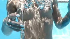 Reproduzir Pornstar húngaro Zazie Skymm Swim e sexo ao ar livre de Skymm